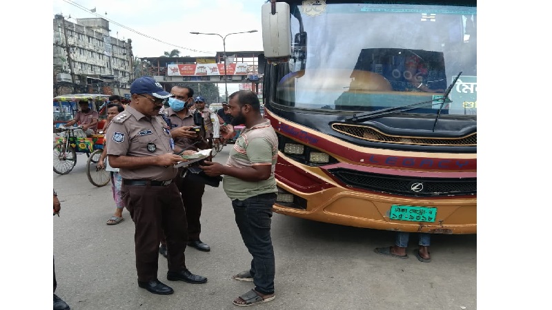 তাতিবাজারে শব্দদূষণবিরোধী অভিযান, ৯ গাড়ি থেকে অবৈধ হাইড্রোলিক হর্ন জব্দ